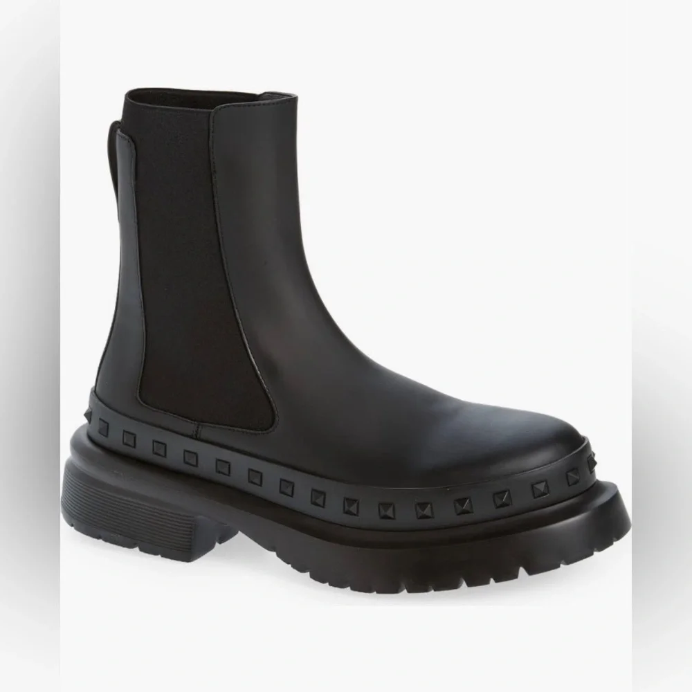 NIB $1270 Valentino M-Way Rockstud Lug Sole Chelsea Boot in size 11 US / 44 EU!